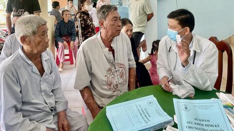 Trung tâm Y tế Hòn Đất: TƯ VẤN, CHĂM SÓC SỨC KHỎE VÀ SÀNG LỌC PHÁT HIỆN BỆNH SỚM Ở NGƯỜI CAO TUỔI